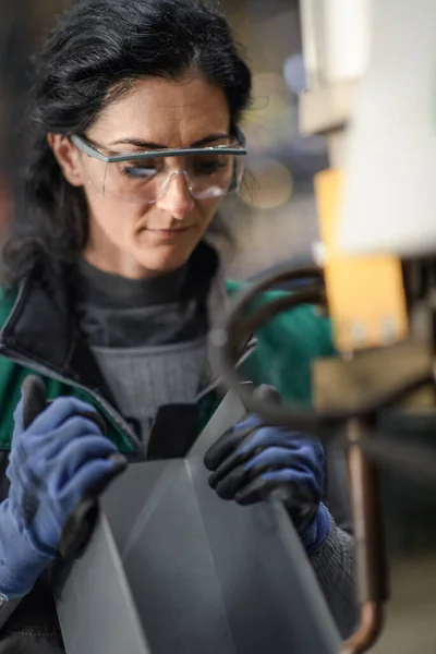 Kvinnlig Arbetare Som Bär Skyddsglasögon Kontrollerar Svarvmaskiner För Att Borra — Stockfoto
