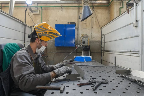 Metallindustriarbetare Som Arbetar Fabrik Bär Skyddande Ansiktsmask Coronavirus Eller Covid19 — Stockfoto