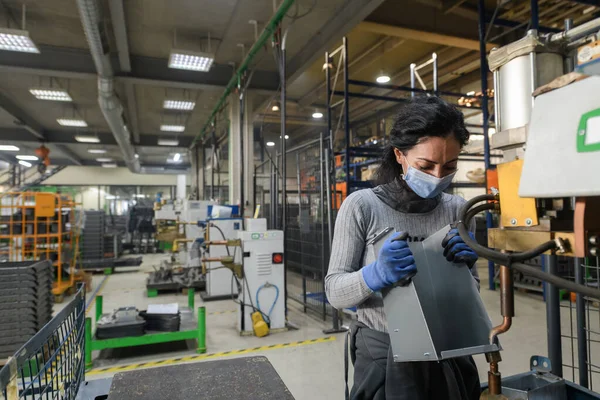 Жінка Працює Металургійній Промисловості Виробництві Нових Машин Носить Маску Обличчя — стокове фото