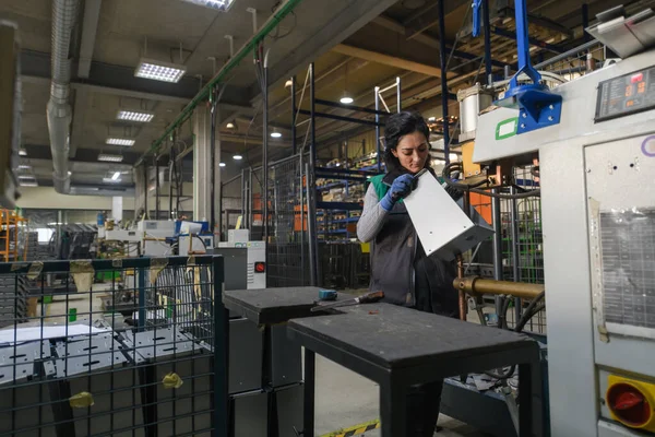 현대식 공장에서 일하는 여자는 새로운 기계의 부품들을 고품질 — 스톡 사진