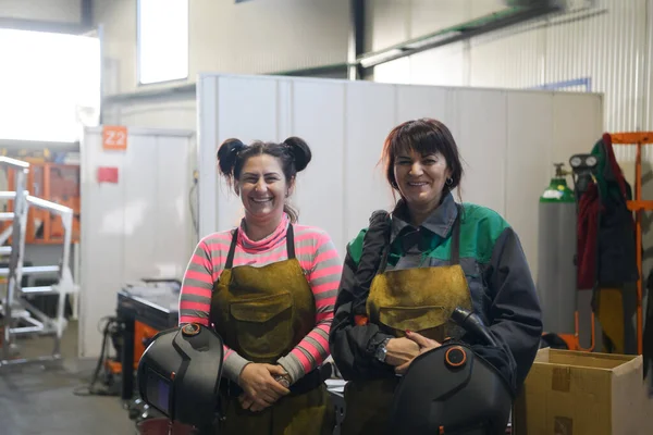 Retrato Dos Soldadores Sosteniendo Máscaras Soldadura Sus Manos Preparándose Para — Foto de Stock