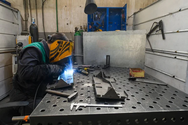 Profesyonel Kaynakçı Fabrika Kıvılcım Elektrikte Metal Parçalarıyla Yapıyor Sanayi Işçisi — Stok fotoğraf