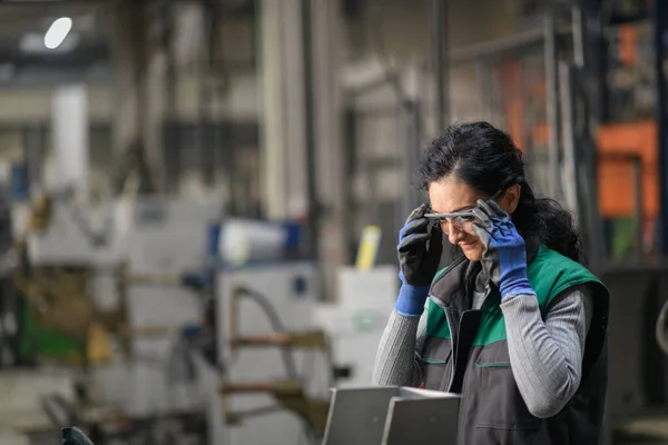 安全ゴーグルを身に着けている女性労働者は部品を訓練する旋盤機械を制御する 金属旋盤産業製造工場 高品質の写真 — ストック写真