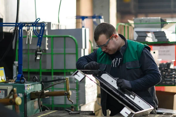 Een Geüniformeerde Werknemer Die Werkt Een Moderne Metaalproductie Verwerkingsfabriek Assembleert — Stockfoto