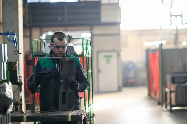 Ein Uniformierter Arbeiter Der Einer Modernen Metallproduktions Und Verarbeitungsfabrik Arbeitet — Stockfoto