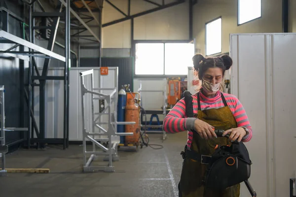 Female Welder Preparing Working Day Metal Processing Industry Wears Mask — Stock Photo, Image