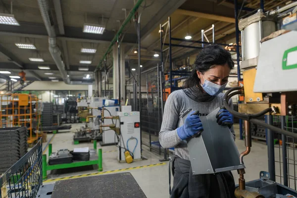 Жінка Працює Металургійній Промисловості Виробництві Нових Машин Носить Маску Обличчя — стокове фото