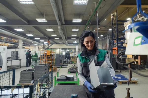 Kvinna Som Arbetar Modern Metallfabrik Monterar Delar Till Maskin Högkvalitativt — Stockfoto