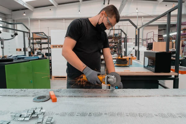 Heavy Industry Engineering Factory Interior Industrial Worker Using Angle Grinder — Φωτογραφία Αρχείου