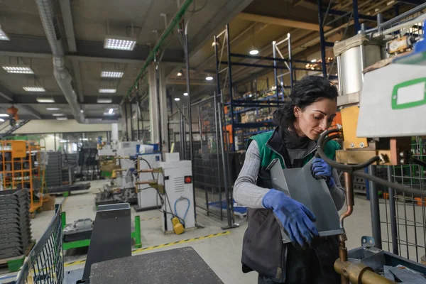 Μια Γυναίκα Που Εργάζεται Ένα Σύγχρονο Εργοστάσιο Μετάλλων Συναρμολογεί Μέρη — Φωτογραφία Αρχείου