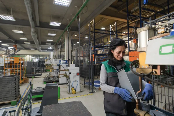 Μια Γυναίκα Που Εργάζεται Ένα Σύγχρονο Εργοστάσιο Μετάλλων Συναρμολογεί Μέρη — Φωτογραφία Αρχείου