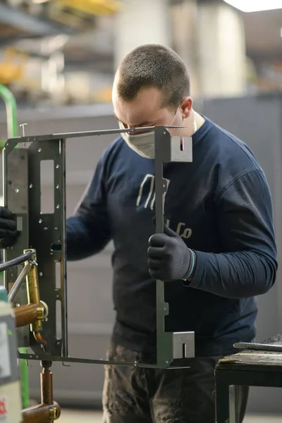 Een Geüniformeerde Werknemer Die Werkt Een Moderne Metaalproductie Verwerkingsfabriek Assembleert — Stockfoto