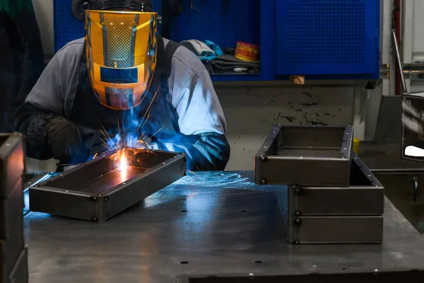 Professionell Svetsare Utför Arbete Med Metalldelar Fabrik Gnistor Och Banderoll — Stockfoto