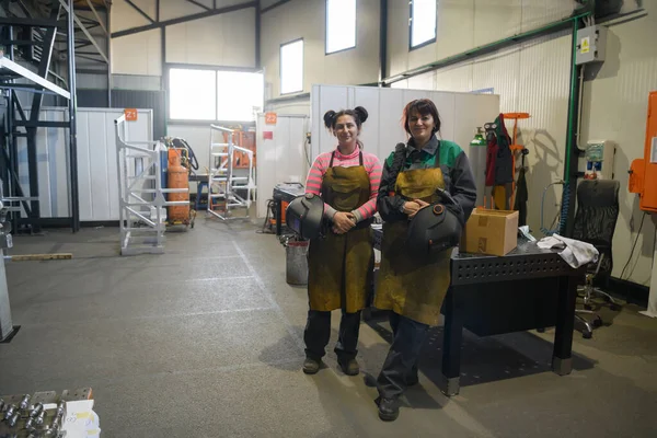 两个焊工手里拿着焊接面罩 准备在工厂辛苦工作的肖像 高质量的照片 — 图库照片