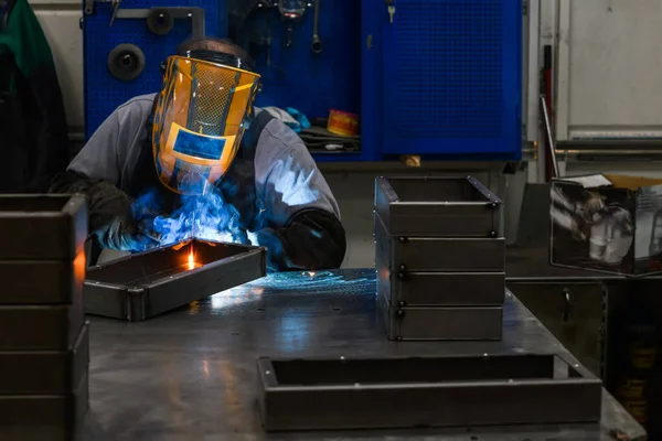 Saldatore Professionista Esegue Lavoro Con Parti Metalliche Fabbrica Scintille Elettricità — Foto Stock