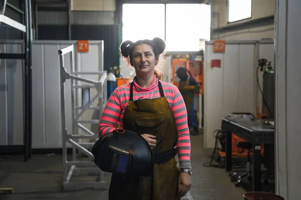 Elinde Kask Tutan Metal Endüstrisinde Çalışmaya Hazırlanan Bir Kadın Kaynakçının — Stok fotoğraf