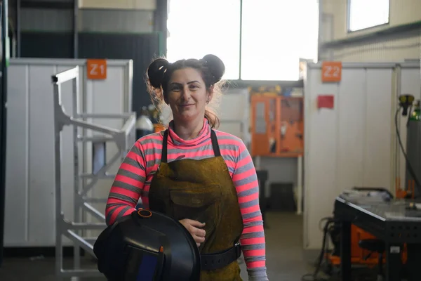 一个带着头盔并准备在金属行业工作一天的女焊工的肖像 高质量的照片 — 图库照片
