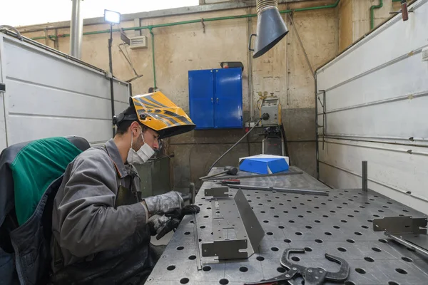 Bir Fabrikada Çalışan Metal Endüstrisi Işçisi Koronavirüs Veya Covid19 Salgını — Stok fotoğraf