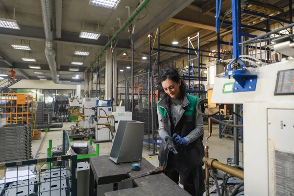 Una Mujer Que Trabaja Una Moderna Fábrica Metal Ensambla Piezas —  Fotos de Stock