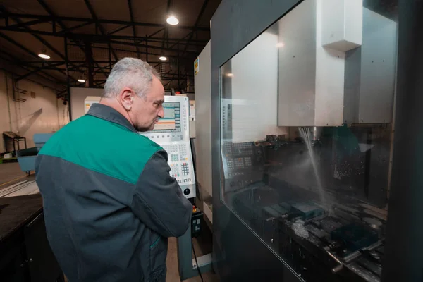 Akıllı Bir Fabrika Işçisi Mühendisi Üretim Atölyesinde Makine Yapıyor Endüstri — Stok fotoğraf