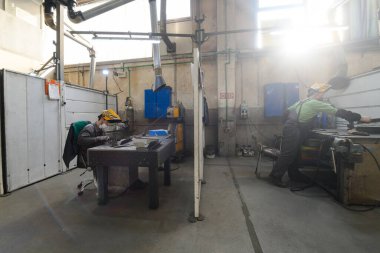 Fabrikalarda çalışan metal endüstrisi işçileri, koronavirüs veya covid19 salgını sırasında koruyucu yüz maskesi takıyorlar. Yüksek kalite fotoğraf