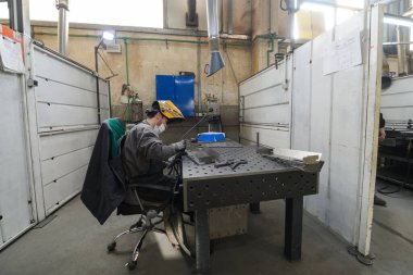 Bir fabrikada çalışan metal endüstrisi işçisi, koronavirüs veya covid19 salgını sırasında koruyucu yüz maskesi takıyor. Yüksek kalite fotoğraf