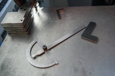CNC makinesinde işlenmiş metal parçalarını ölçmek ve çizmek için profesyonel bir araçtır. Yüksek Kalite Fotoğraf 