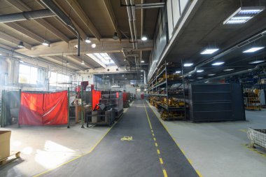 Makine mühendisliği ekipmanları ve makineler için modern endüstriyel fabrika bir üretim salonu üretiyor. Yüksek Kalite Fotoğraf