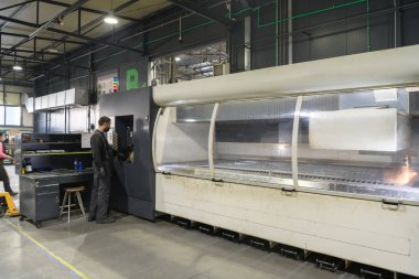 Akıllı bir fabrika işçisi ya da mühendisi salgın yüzünden maske takar ve bir üretim atölyesinde makine yapar. Endüstri ve mühendislik kavramı. Yüksek kalite fotoğraf