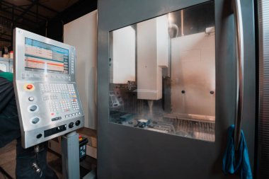 Ekranda detayların resmi olan CNC kontrol paneli. Yüksek kalite fotoğraf