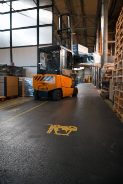 Depo tersanesinde forklift yükleyicisi. Dağıtım ürünleri. Teslimat. Lojistik. Ulaşım. İş geçmişi. Yüksek kalite fotoğraf