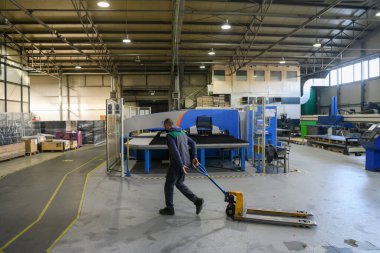 Makine mühendisliği ekipmanları ve makineler için modern endüstriyel fabrika bir üretim salonu üretiyor. Yüksek Kalite Fotoğraf