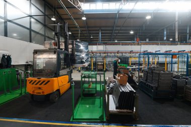 Depo tersanesinde forklift yükleyicisi. Dağıtım ürünleri. Teslimat. Lojistik. Ulaşım. İş geçmişi. Yüksek kalite fotoğraf