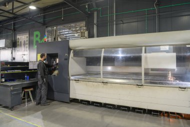 Akıllı bir fabrika işçisi ya da mühendisi salgın yüzünden maske takar ve bir üretim atölyesinde makine yapar. Endüstri ve mühendislik kavramı. Yüksek kalite fotoğraf