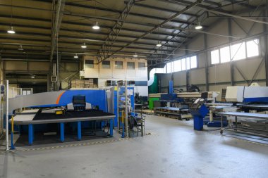 Makine mühendisliği ekipmanları ve makineler için modern endüstriyel fabrika bir üretim salonu üretiyor. Yüksek Kalite Fotoğraf