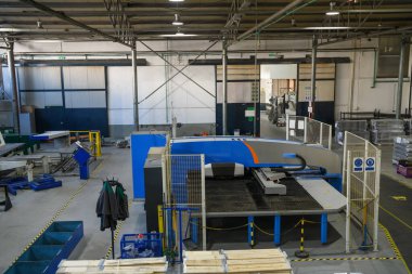 Makine mühendisliği ekipmanları ve makineler için modern endüstriyel fabrika bir üretim salonu üretiyor. Yüksek Kalite Fotoğraf