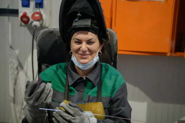 Una Mujer Empleada Una Fábrica Moderna Para Producción Procesamiento Metales — Foto de Stock