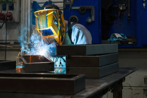 Saldatore Professionista Esegue Lavoro Con Parti Metalliche Fabbrica Scintille Elettricità — Foto Stock