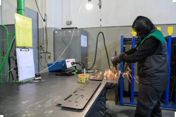 Een Vrouw Die Werkzaam Moderne Metaalproductie Verwerkende Industrie Lassen Het — Stockfoto