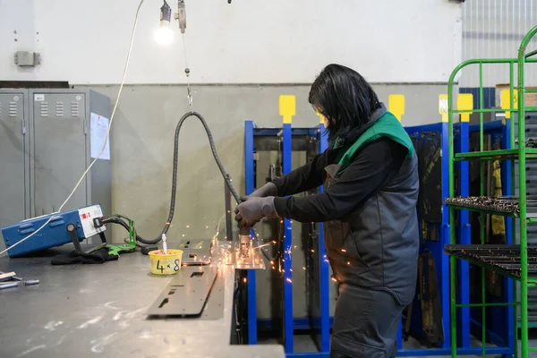 Modern Metal Üretim Işleme Endüstrisinde Çalışan Bir Kadın Ürünü Kaynak — Stok fotoğraf
