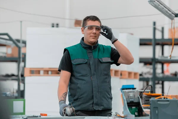 Heavy Industry Engineering Factory Interior Industrial Worker Using Angle Grinder — Stok fotoğraf