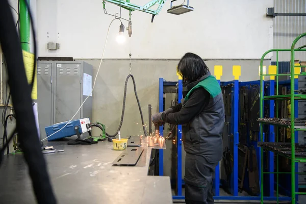 Kobieta Pracująca Nowoczesnym Przemyśle Produkcji Przetwórstwa Metali Spawania Produktu Przygotowuje — Zdjęcie stockowe