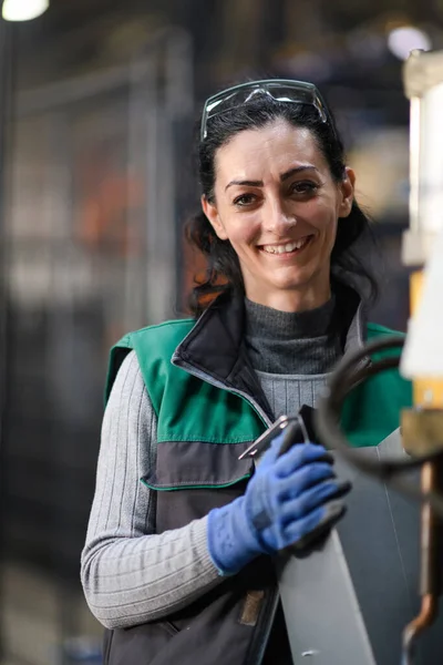 Une Femme Travaillant Dans Une Usine Métal Moderne Assemble Des — Photo