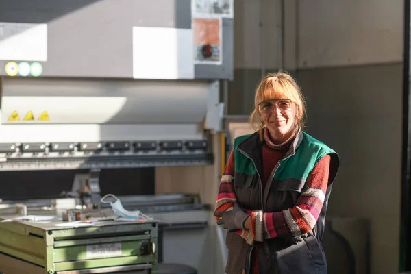 Retrato Una Mujer Pie Frente Una Máquina Cnc Con Gafas — Foto de Stock