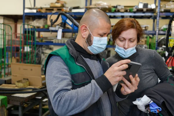 Trabajadores Industriales Con Máscaras Faciales Protegidas Contra Coronavirus Discutiendo Producción — Foto de Stock