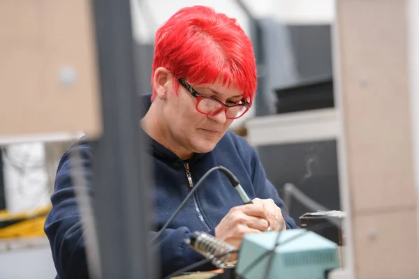 Mujer Trabajadora Industrial Soldando Cables Equipos Fabricación Una Fábrica Foto — Foto de Stock