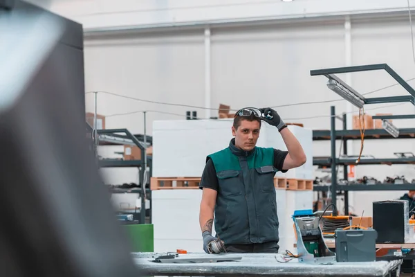 Interior Fábrica Ingeniería Industria Pesada Con Trabajador Industrial Usando Amoladora — Foto de Stock