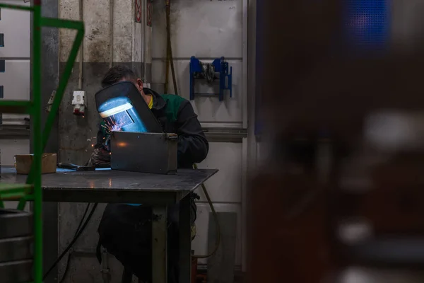 용접기는 전기의 부품으로 노동자 고품질 — 스톡 사진