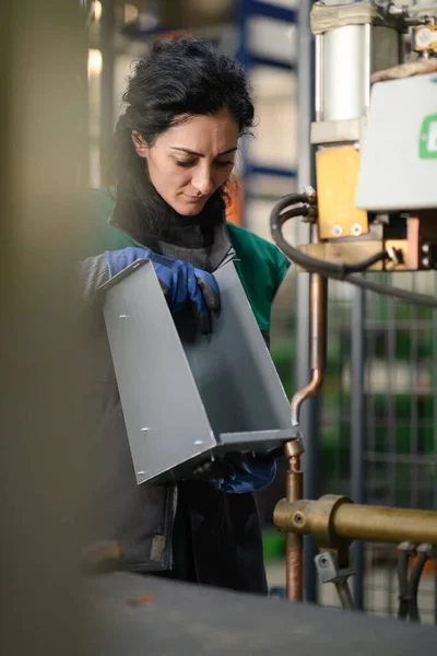 Une Femme Travaillant Dans Une Usine Métal Moderne Assemble Des — Photo