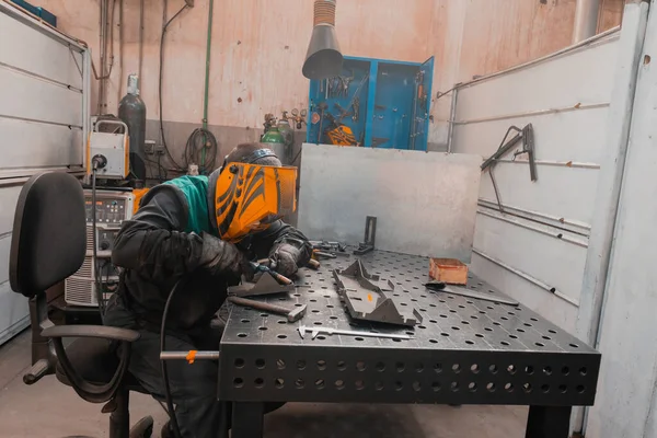 용접기는 전기의 부품으로 작업을 노동자 고품질 — 스톡 사진